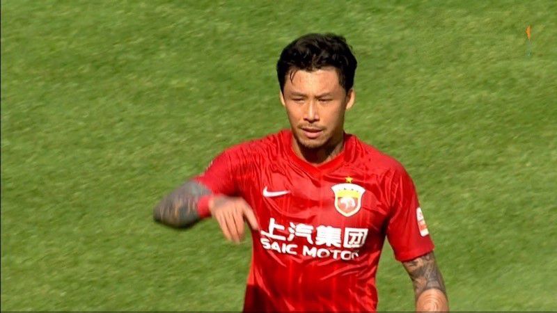 被女同学哄骗穿上女装还被绑起来